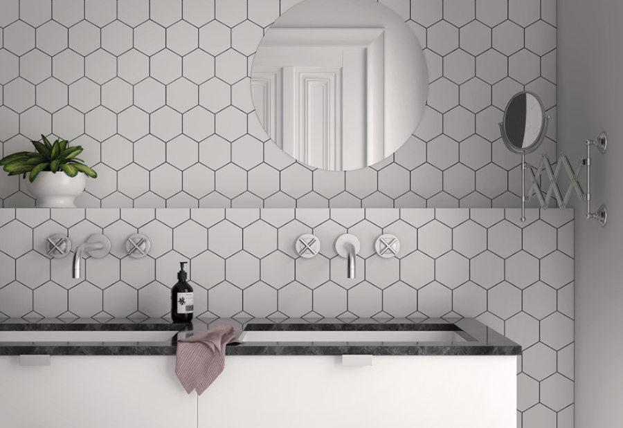 białe kafelki heksagonalne w małej łazience