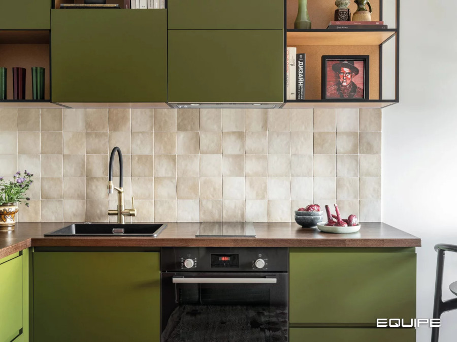 zielone szafki i beżowe ściany w kuchni