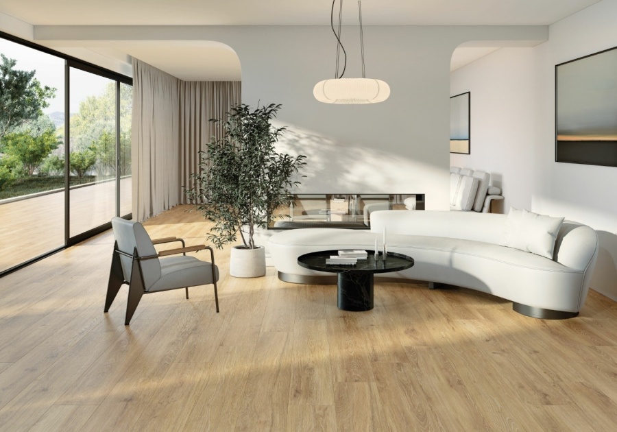 przestronny salon z białą sofą i imitacją drewna na podłodze