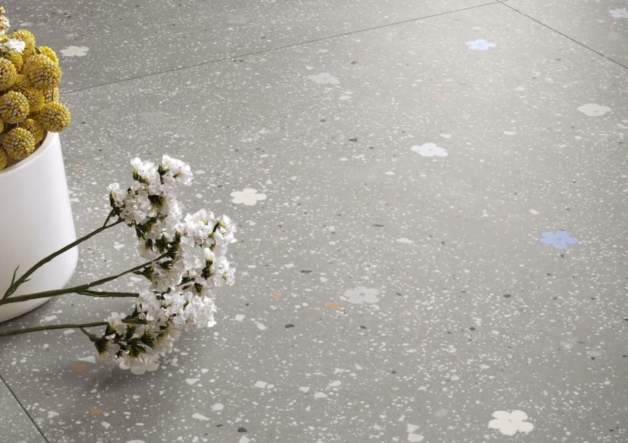 imitacja betonu z wzorem w kwiatki