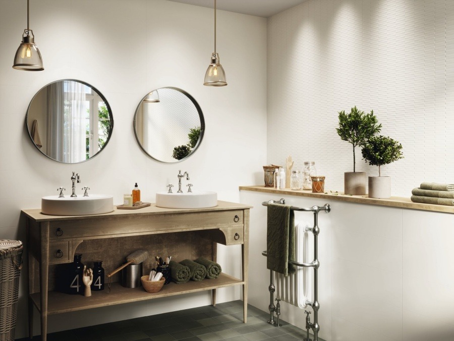 łazienka w stylu modern rustic z jasnymi płytkami