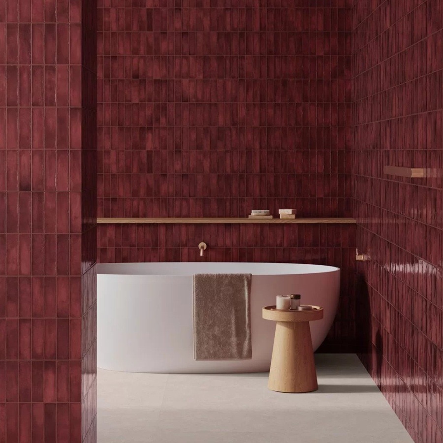 bordowe płytki w łazience