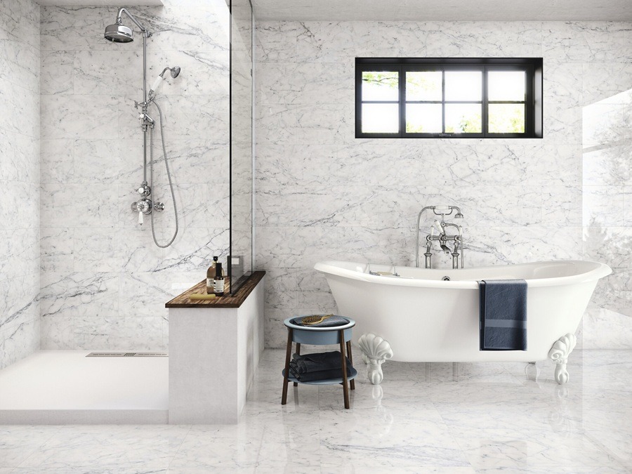 łazienka w stylu angielskim z płytkami marmurkowymi