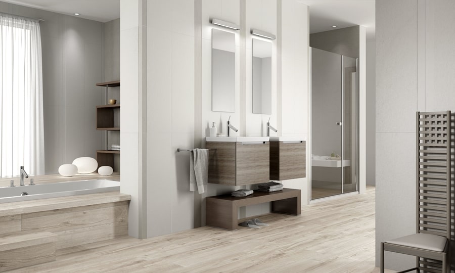 biała łazienka z drewnianymi meblami 