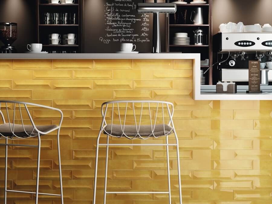 Żółte płytki. efekt 3D, kawiarnia nowoczesne wnętrze, stołki barowe, farba kredowa, czarna ściana