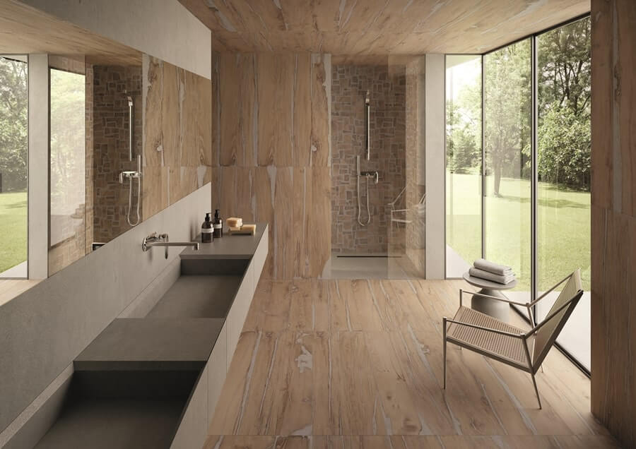 Łazienka w drewnie, duże okna, płytki drewnopodobne, minimalistyczne wnętrze.