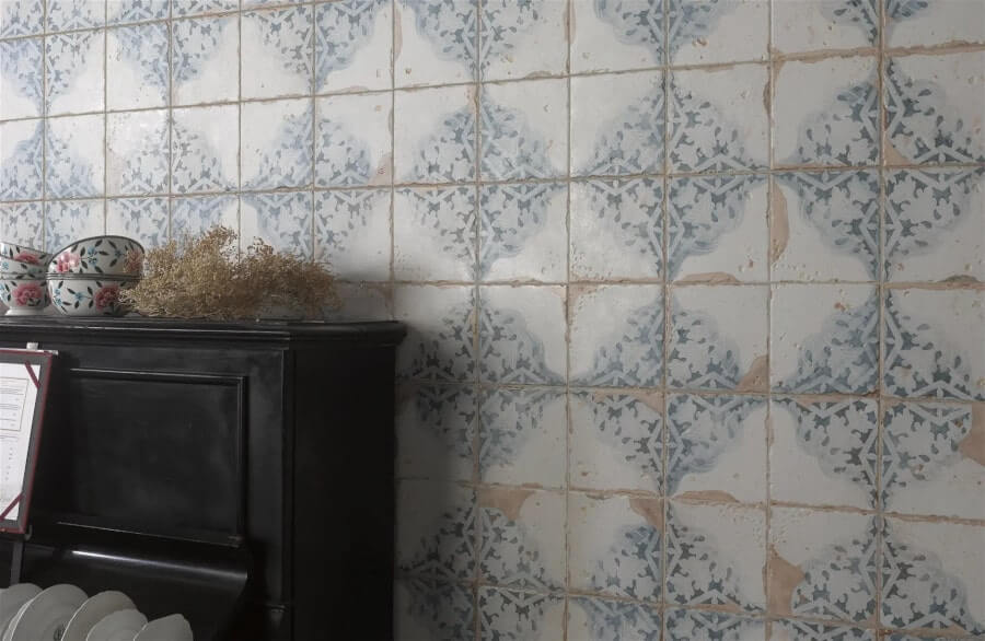 rustykalne płtki na ścianie w kuchni 