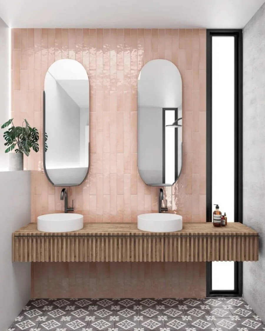 retro łazienka z różowymi płytkami
