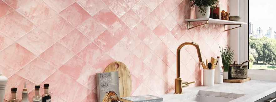 Różowe kafelki na ścianie i podłodze